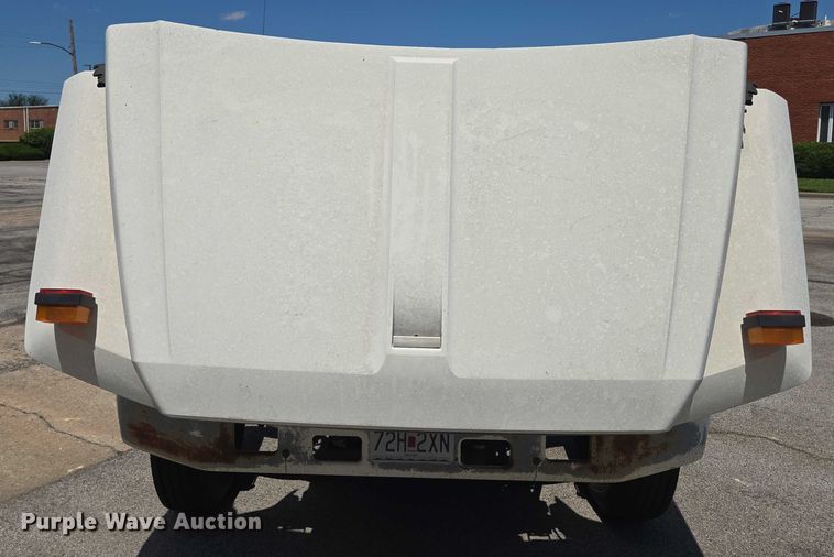 image for item EF1572 1993 Ford F700 flatbed truck