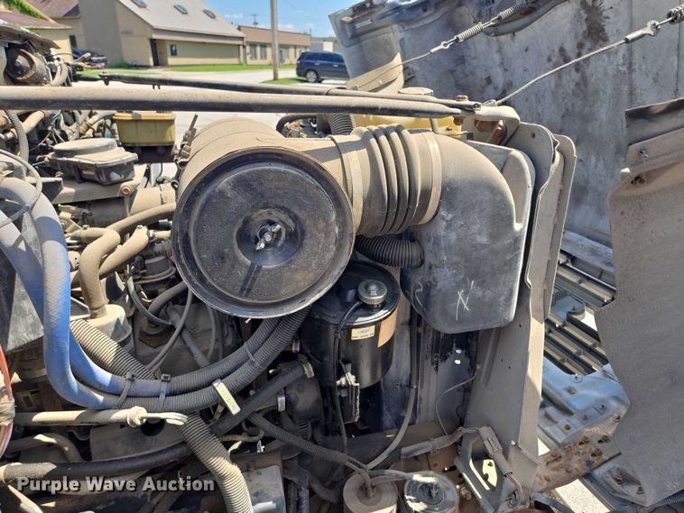 image for item EF1572 1993 Ford F700 flatbed truck