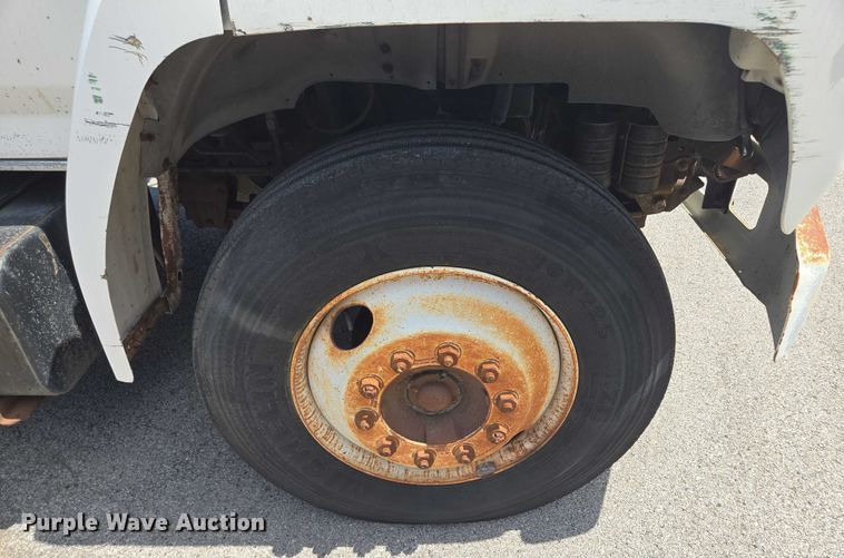 image for item EF1572 1993 Ford F700 flatbed truck