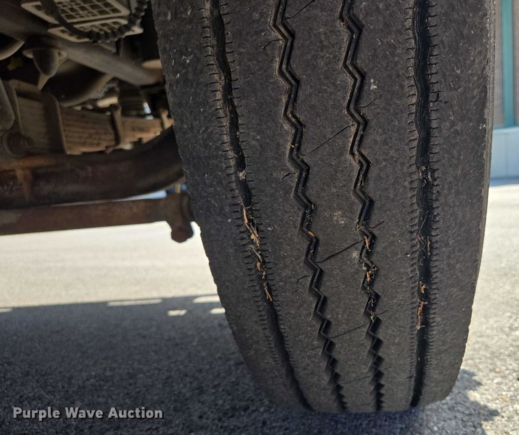 image for item EF1572 1993 Ford F700 flatbed truck