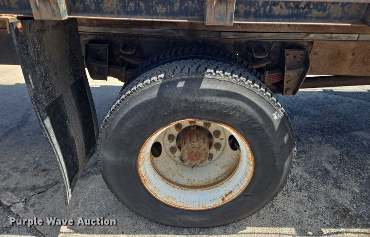 image for item EF1572 1993 Ford F700 flatbed truck