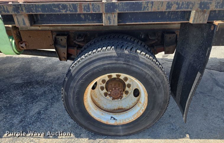 image for item EF1572 1993 Ford F700 flatbed truck