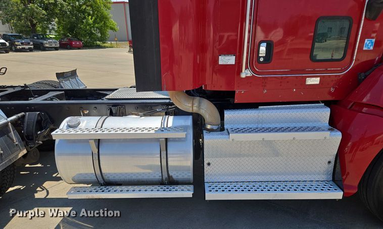 image for item EF1853 2012 Kenworth T660 semi truck