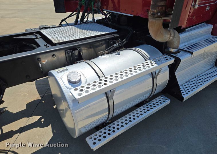 image for item EF1853 2012 Kenworth T660 semi truck