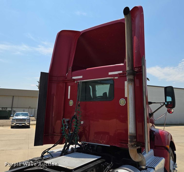 image for item EF1853 2012 Kenworth T660 semi truck