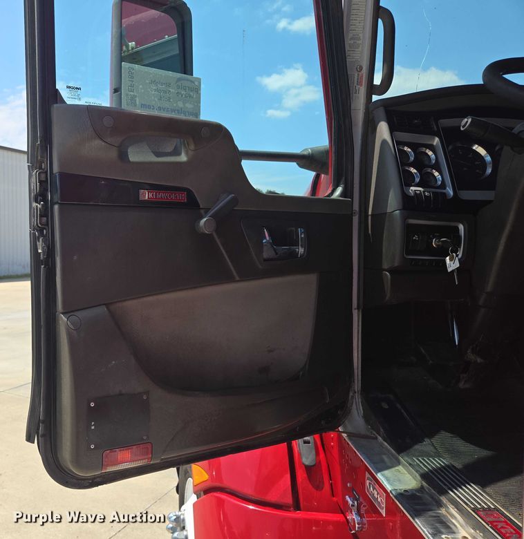 image for item EF1853 2012 Kenworth T660 semi truck