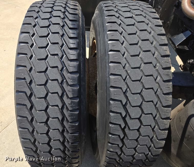 image for item EF1853 2012 Kenworth T660 semi truck