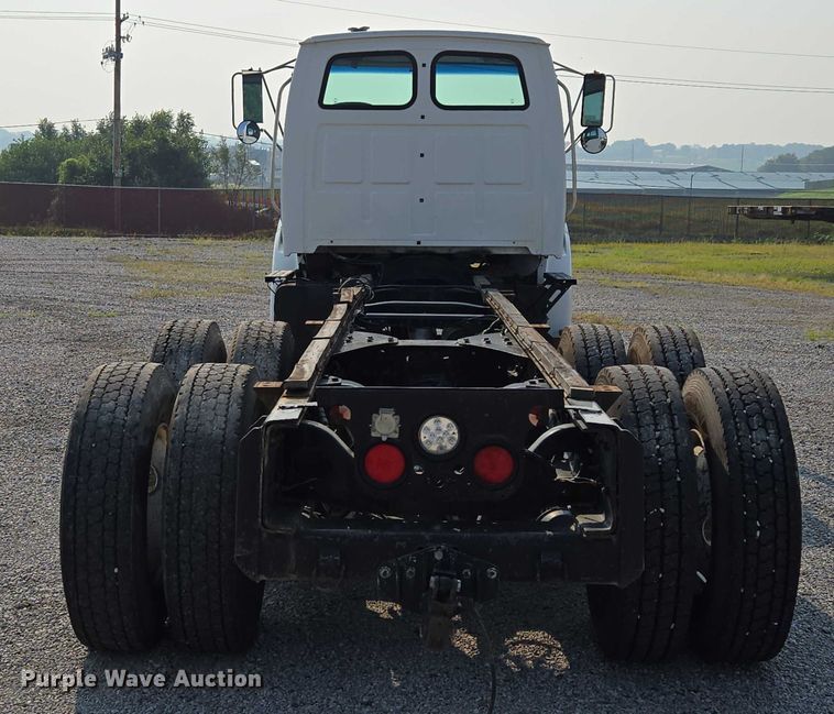 image for item EF1928 2004 Freightliner Sterling L7500 truck cab and chassis
