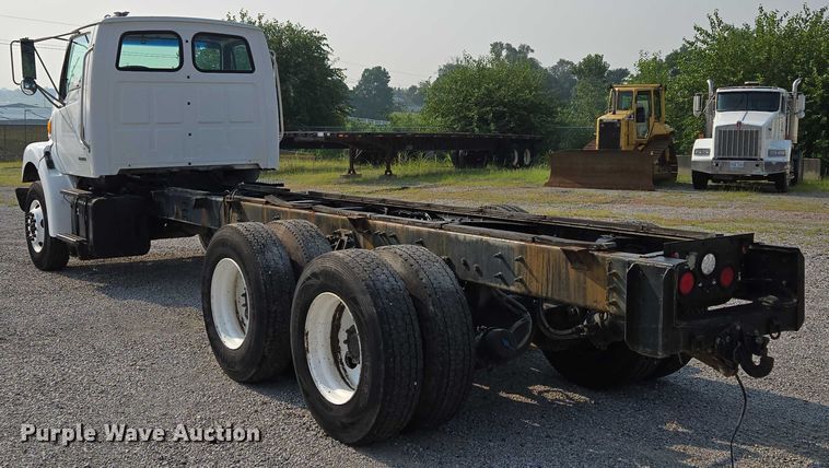 image for item EF1928 2004 Freightliner Sterling L7500 truck cab and chassis