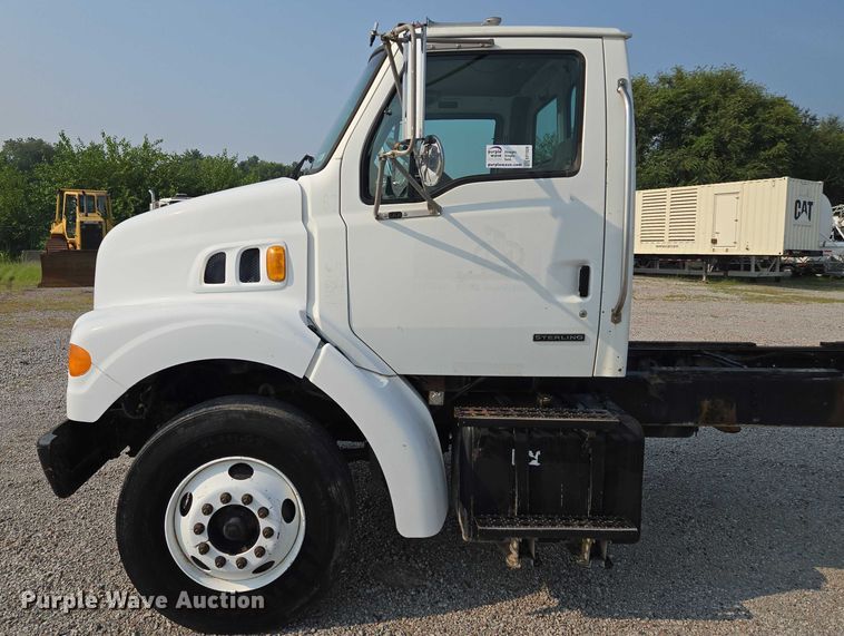 image for item EF1928 2004 Freightliner Sterling L7500 truck cab and chassis