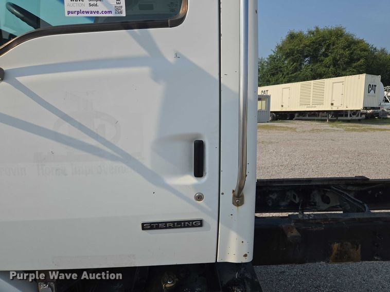 image for item EF1928 2004 Freightliner Sterling L7500 truck cab and chassis