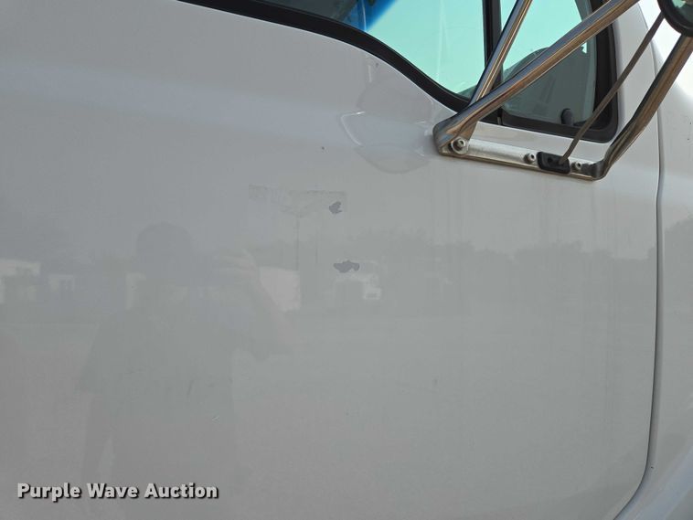 image for item EF1928 2004 Freightliner Sterling L7500 truck cab and chassis