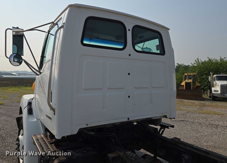 image for item EF1928 2004 Freightliner Sterling L7500 truck cab and chassis