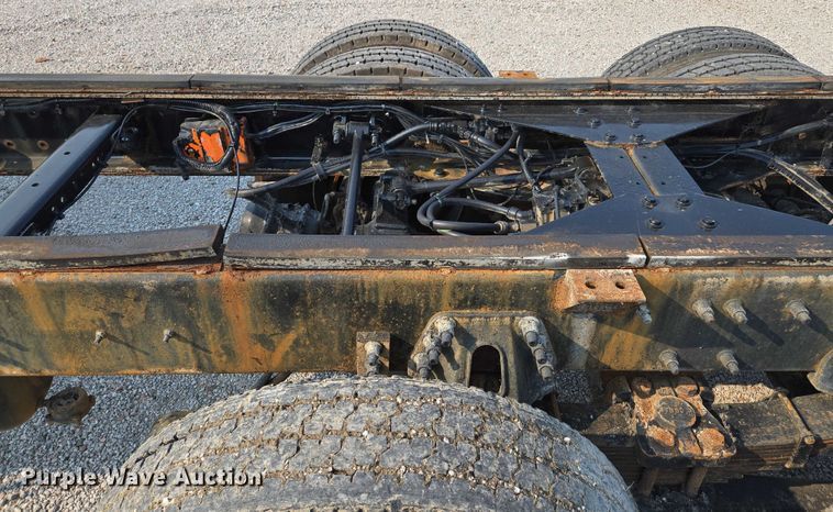 image for item EF1928 2004 Freightliner Sterling L7500 truck cab and chassis