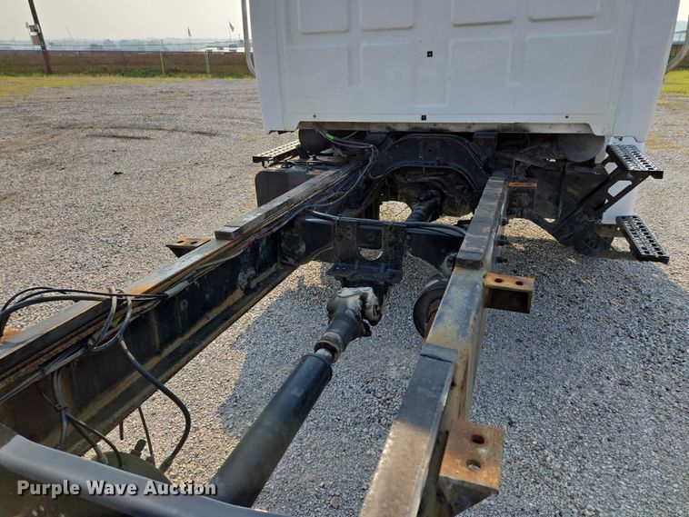 image for item EF1928 2004 Freightliner Sterling L7500 truck cab and chassis