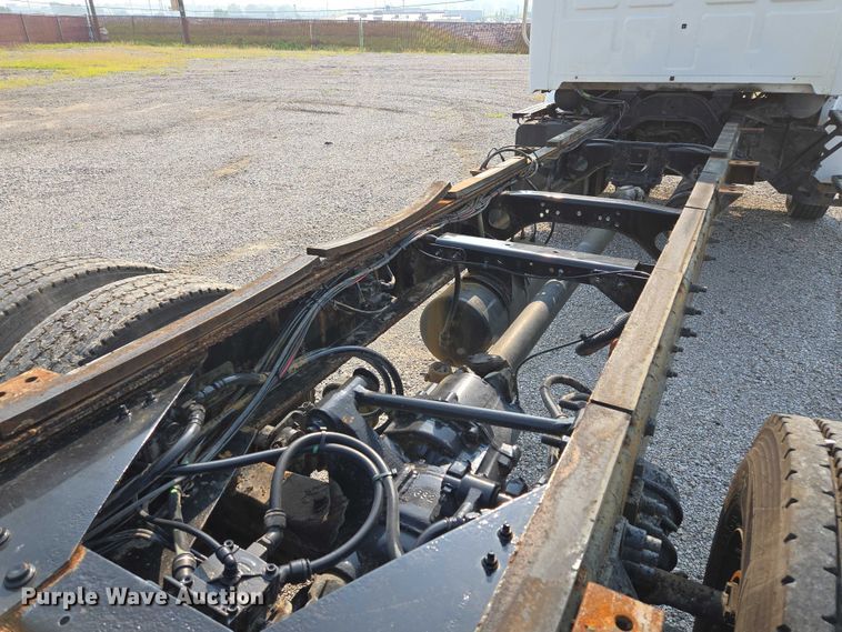 image for item EF1928 2004 Freightliner Sterling L7500 truck cab and chassis