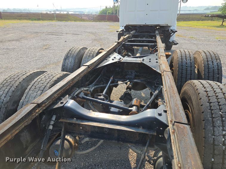 image for item EF1928 2004 Freightliner Sterling L7500 truck cab and chassis