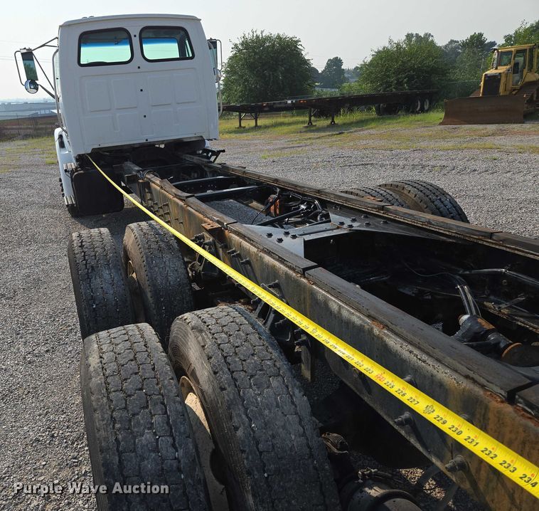 image for item EF1928 2004 Freightliner Sterling L7500 truck cab and chassis