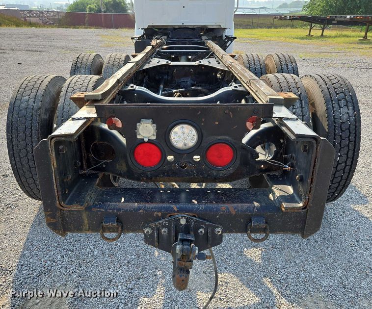 image for item EF1928 2004 Freightliner Sterling L7500 truck cab and chassis