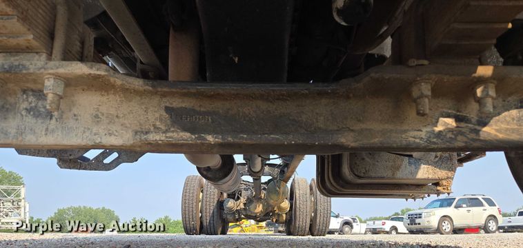 image for item EF1928 2004 Freightliner Sterling L7500 truck cab and chassis