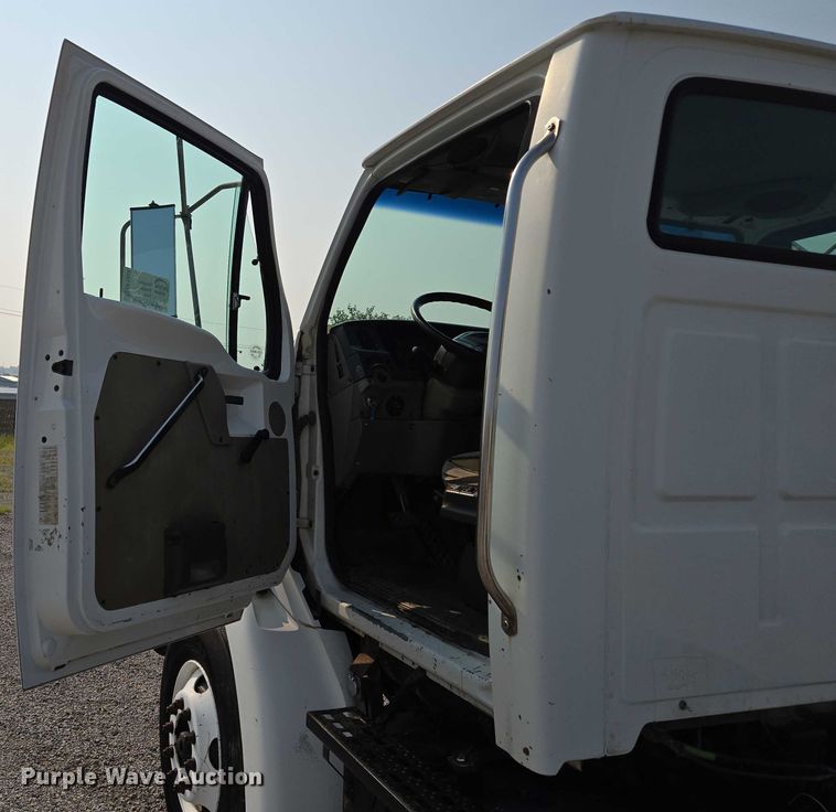 image for item EF1928 2004 Freightliner Sterling L7500 truck cab and chassis