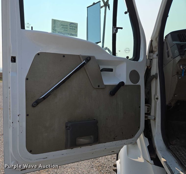 image for item EF1928 2004 Freightliner Sterling L7500 truck cab and chassis