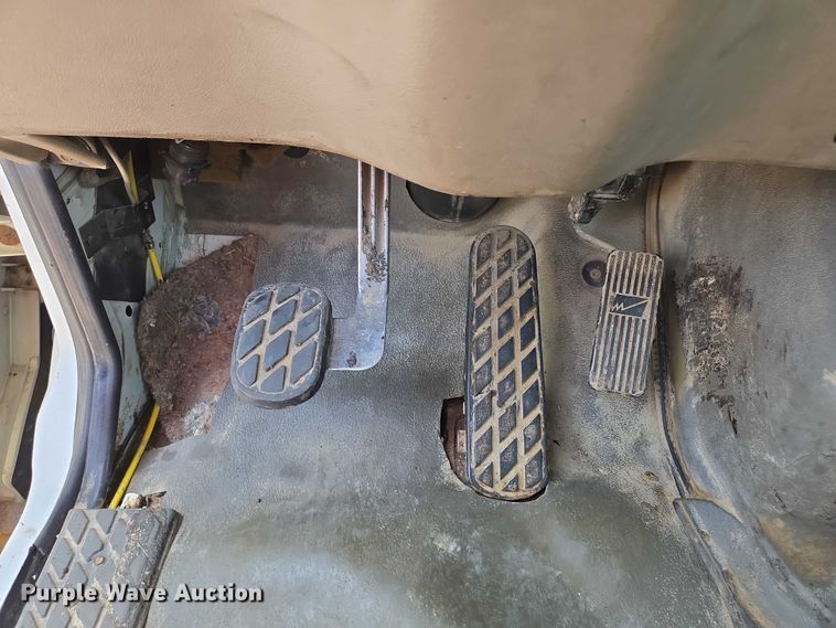 image for item EF1928 2004 Freightliner Sterling L7500 truck cab and chassis