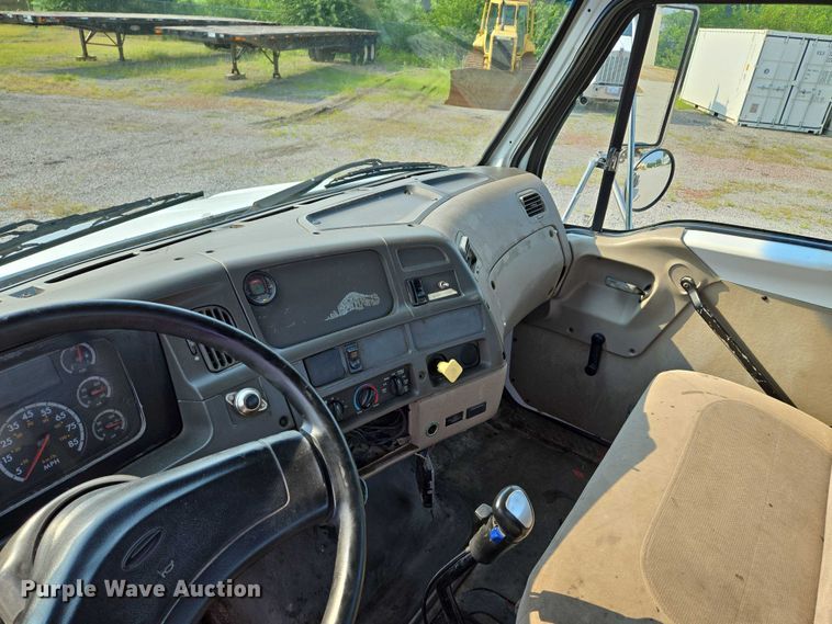 image for item EF1928 2004 Freightliner Sterling L7500 truck cab and chassis