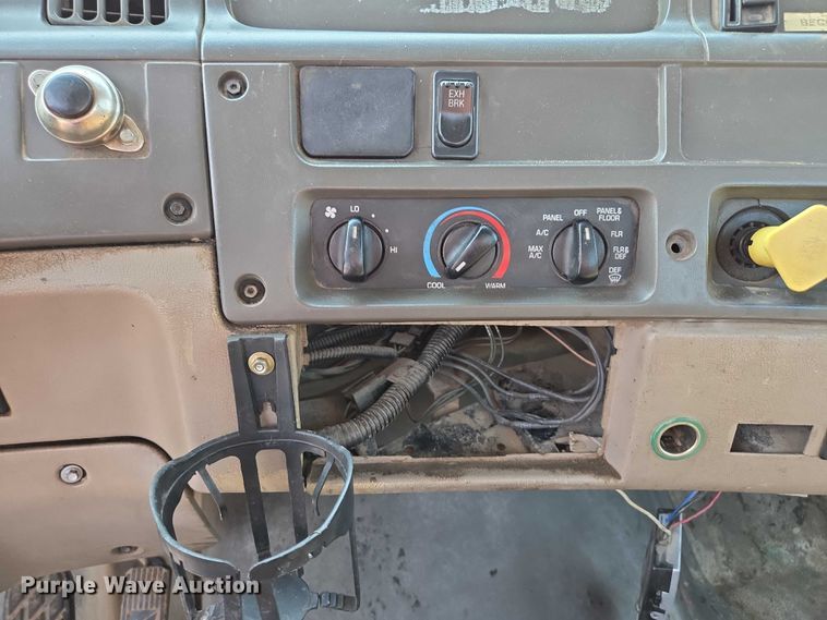 image for item EF1928 2004 Freightliner Sterling L7500 truck cab and chassis