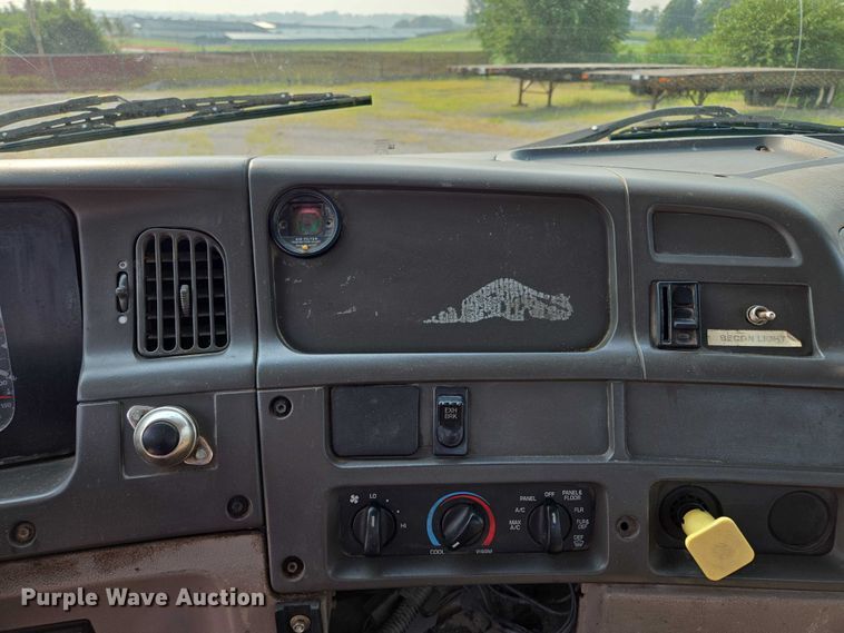 image for item EF1928 2004 Freightliner Sterling L7500 truck cab and chassis