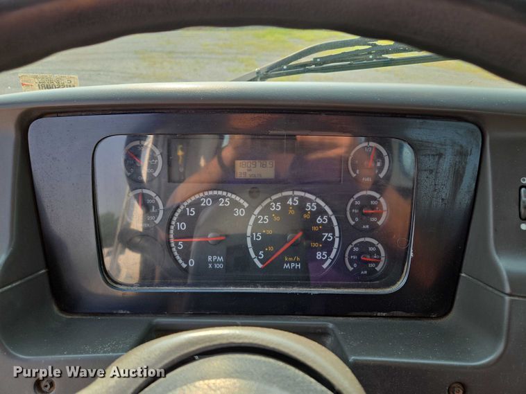 image for item EF1928 2004 Freightliner Sterling L7500 truck cab and chassis