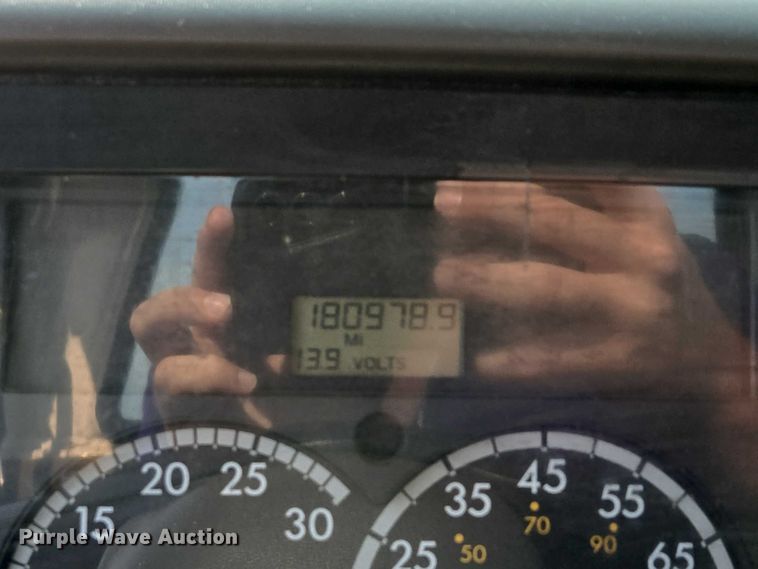 image for item EF1928 2004 Freightliner Sterling L7500 truck cab and chassis