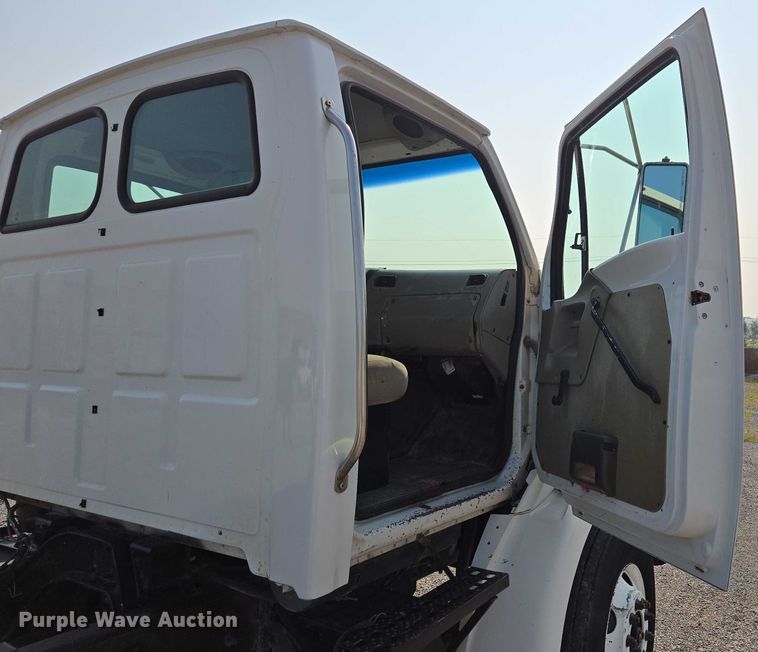 image for item EF1928 2004 Freightliner Sterling L7500 truck cab and chassis