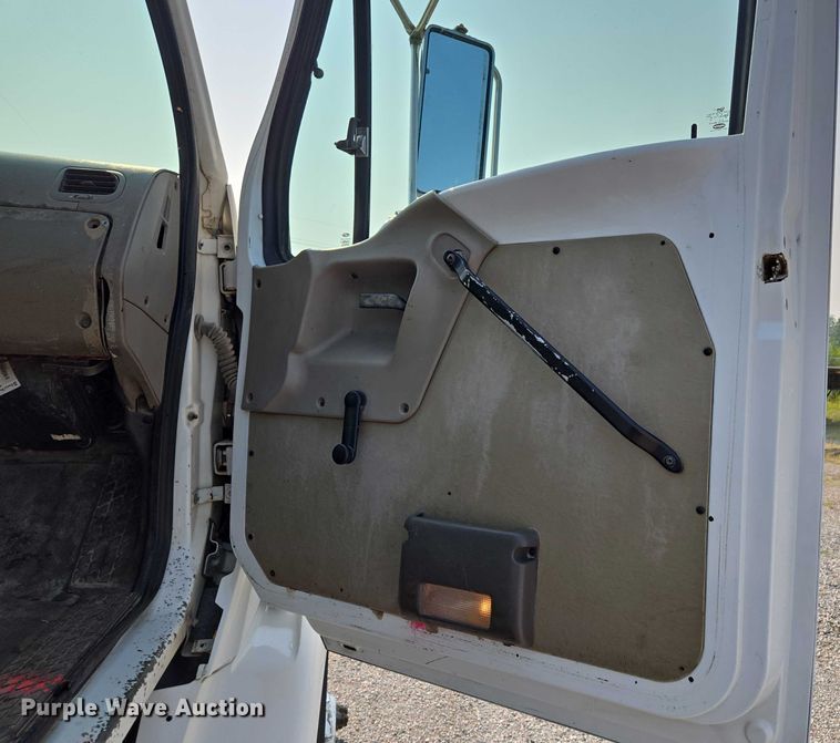 image for item EF1928 2004 Freightliner Sterling L7500 truck cab and chassis