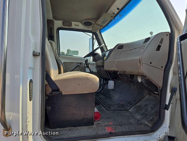 image for item EF1928 2004 Freightliner Sterling L7500 truck cab and chassis
