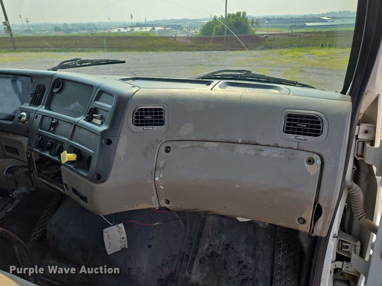 image for item EF1928 2004 Freightliner Sterling L7500 truck cab and chassis