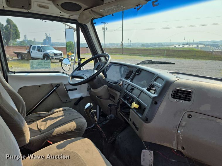 image for item EF1928 2004 Freightliner Sterling L7500 truck cab and chassis