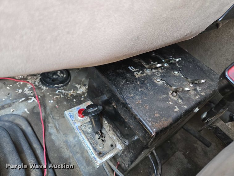 image for item EF1928 2004 Freightliner Sterling L7500 truck cab and chassis