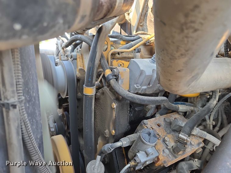 image for item EF1928 2004 Freightliner Sterling L7500 truck cab and chassis