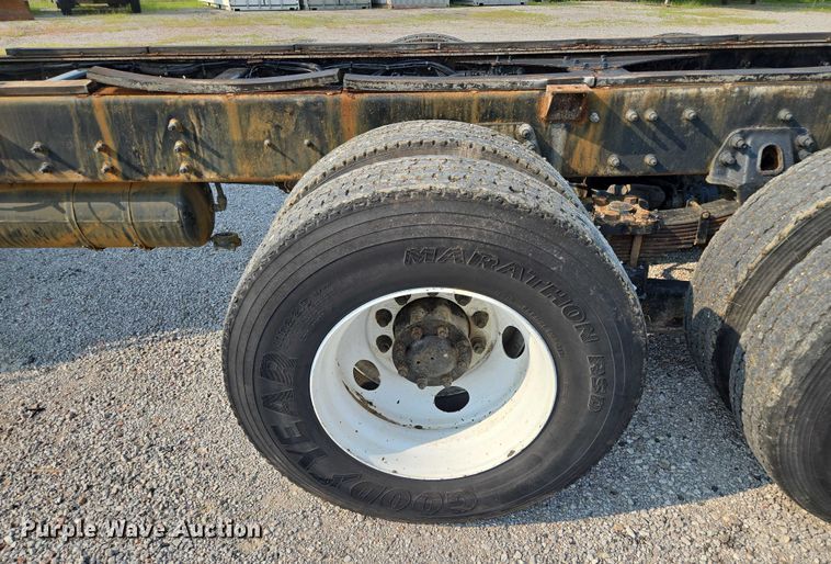 image for item EF1928 2004 Freightliner Sterling L7500 truck cab and chassis