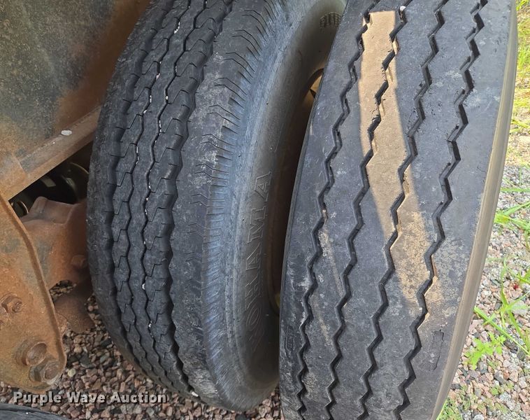 image for item EF1929 1987 Dorsey Trailer, Inc flatbed trailer