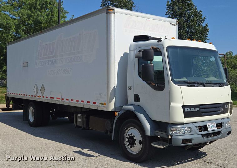 image for item EF1945 2014 Peterbilt 220 box truck