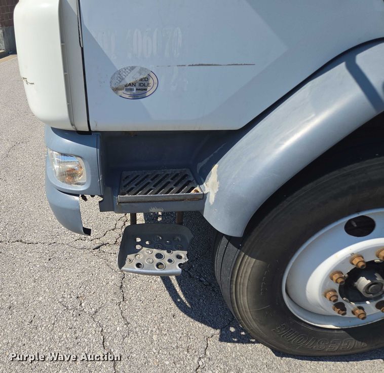 image for item EF1945 2014 Peterbilt 220 box truck