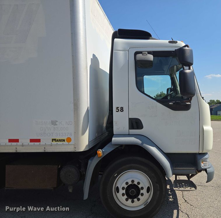 image for item EF1945 2014 Peterbilt 220 box truck