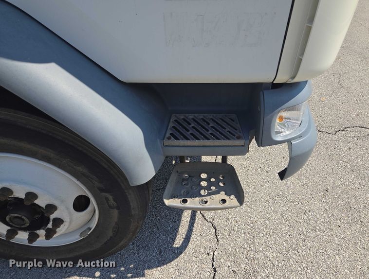 image for item EF1945 2014 Peterbilt 220 box truck