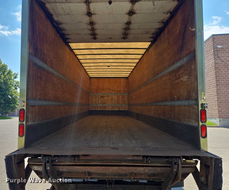 image for item EF1945 2014 Peterbilt 220 box truck