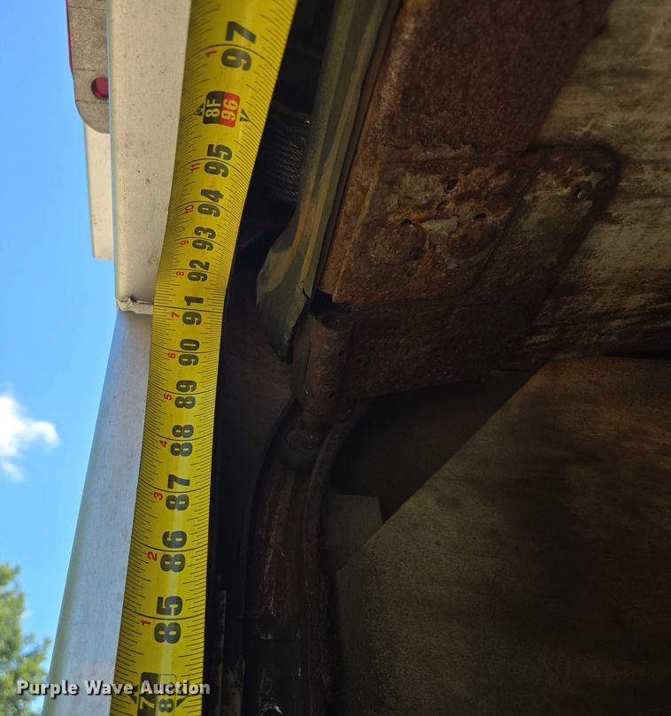 image for item EF1945 2014 Peterbilt 220 box truck