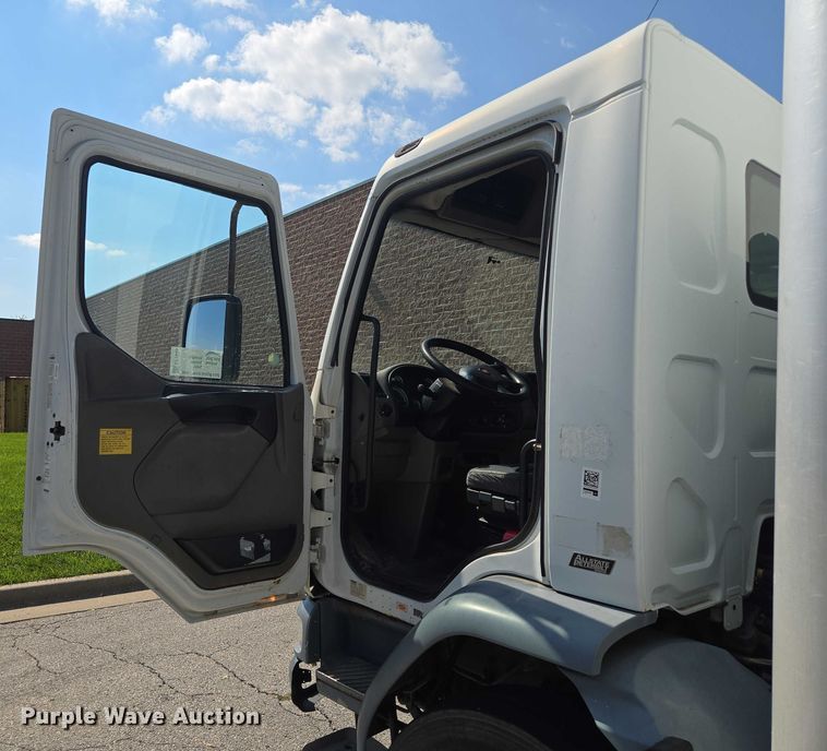 image for item EF1945 2014 Peterbilt 220 box truck