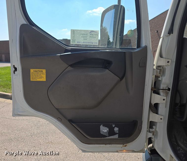 image for item EF1945 2014 Peterbilt 220 box truck