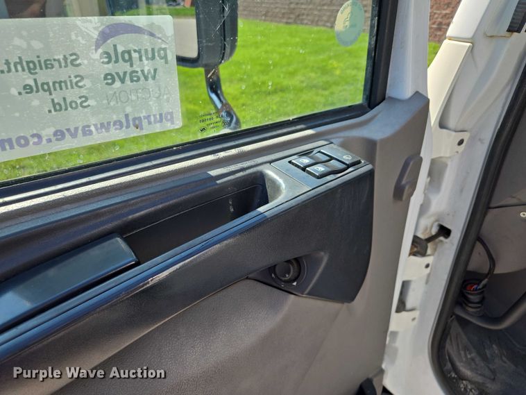 image for item EF1945 2014 Peterbilt 220 box truck